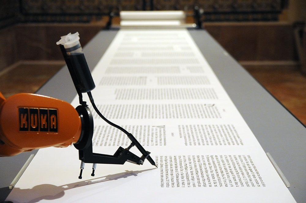 Photographie de l'exposition bios [Bible] dans laquelle un robot écrit la bible de Luther.
